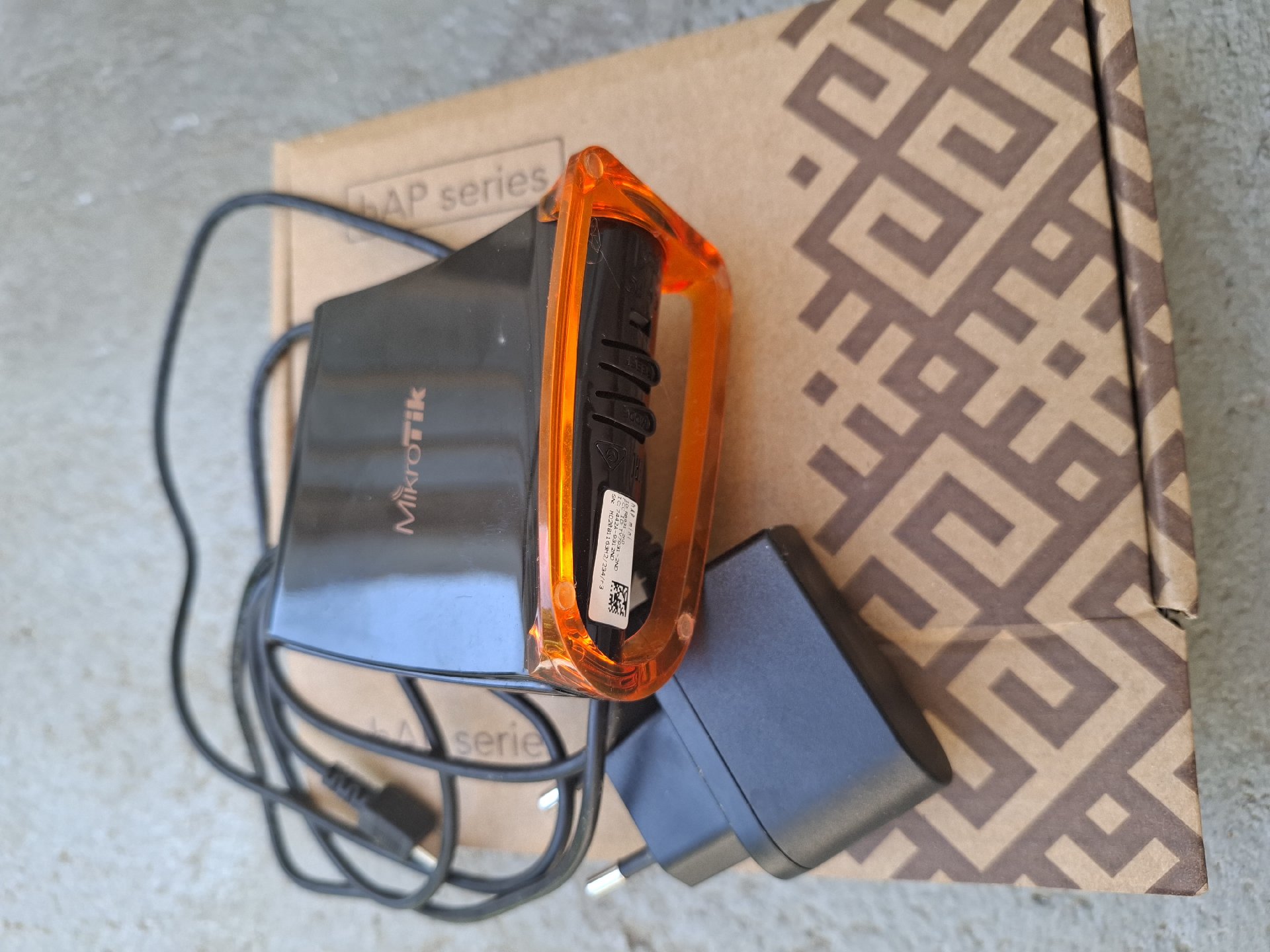 MikroTik hAP mini - Roteador Compacto