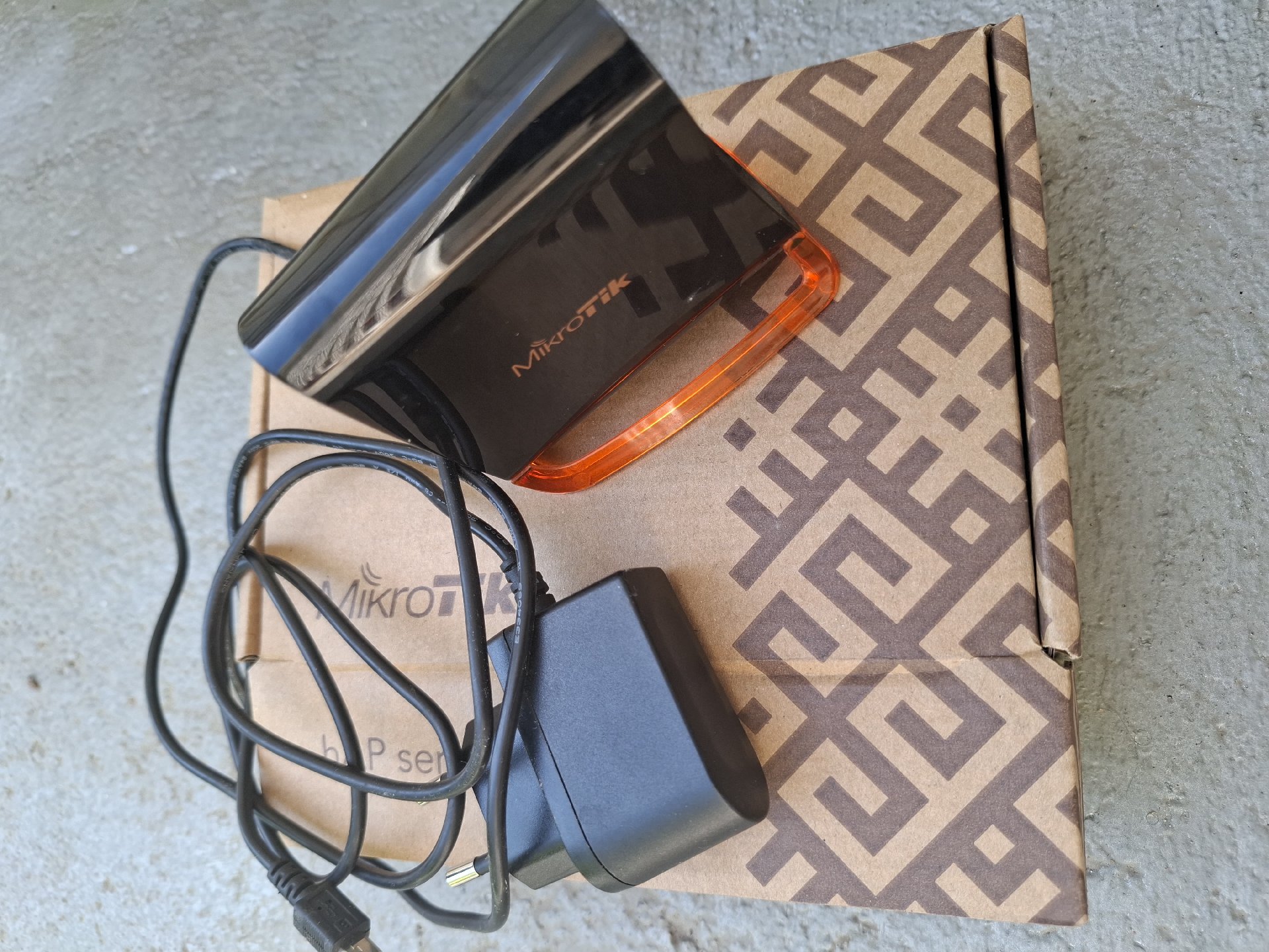 MikroTik hAP mini - Roteador Compacto